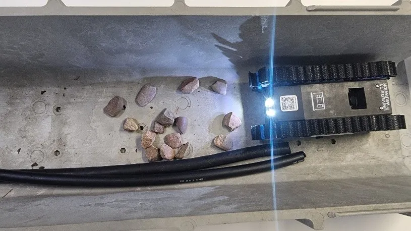 Robot in a sample trough scenario